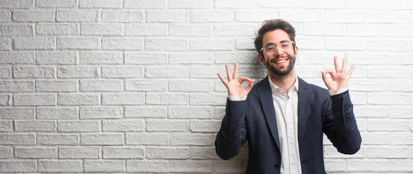 Joven Hombre Negocios Amigable Alegre Seguro Haciendo Buen Gesto Emocionado — Foto de Stock