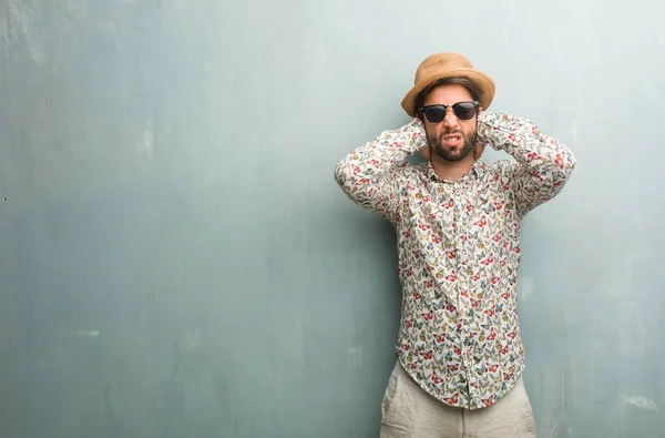 Jonge Reiziger Man Met Een Kleurrijke Shirt Die Betrekking Hebben — Stockfoto