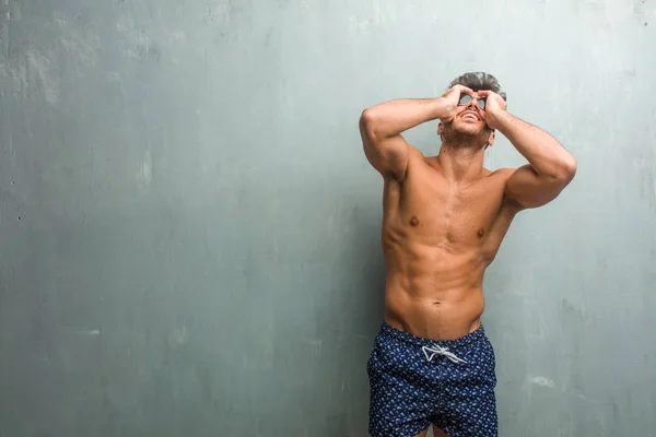 Junger Athletischer Mann Badeanzug Vor Einer Grunge Wand Frustriert Und — Stockfoto