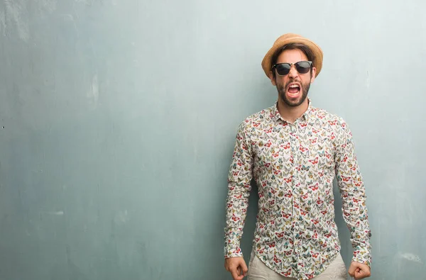 Joven Viajero Hombre Con Una Camisa Colorida Muy Enojado Molesto —  Fotos de Stock