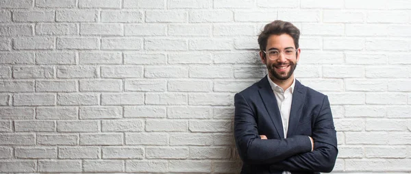 Joven Hombre Negocios Amistoso Cruzando Los Brazos Sonriente Feliz Confiado — Foto de Stock