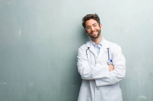 Young Friendly Doctor Man Grunge Wall Copy Space Crossing His — Stock Photo, Image