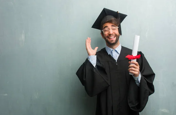 Junger Mann Mit Abschluss Vor Einer Grunge Wand Mit Kopierraum — Stockfoto