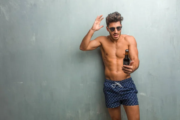Junger Athletischer Mann Badeanzug Vor Einer Grunge Wand Verrückt Und — Stockfoto