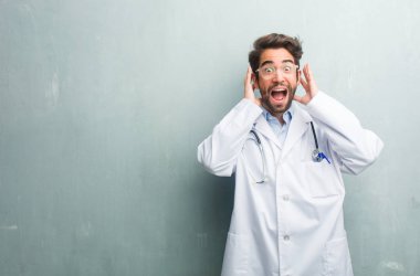 Genç dostu Doktor adam sinirli ve umutsuz, kızgın ve üzgün başında ellerle kopya alanı ile bir grunge duvara