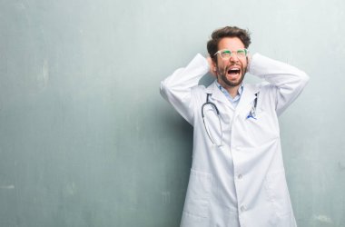 Kontrolden çıktı, özgürlük ve vahşi ifade etmek komik deli çığlık genç dostu Doktor adam deli ve umutsuz, kopya alanı ile bir grunge duvara