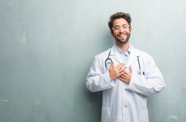 Genç dostu Doktor adam birine aşık romantik bir jest ya da bir arkadaş için bir sevgi gösterisi bir kopya alanı ile bir grunge duvara