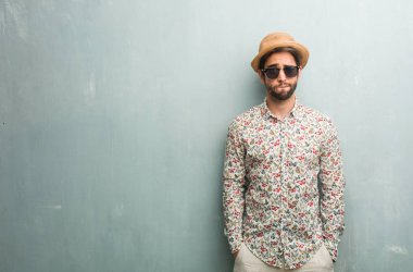 Endişeli ve bunalmış, unutkan, renkli bir gömlek giymiş genç yolcusu adam fark bir şey ifade şok bir hata yapılmış olması