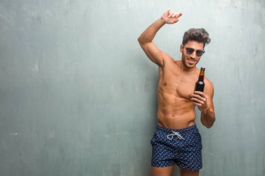 Hareket, müzik, dans ve sahip eğlenceli bir grunge duvara bir mayo giyen genç atletik adam bağırıyor ve mutluluk, Özgürlük kavramı ifade