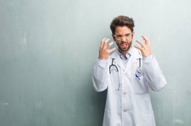 Öfkeli, negatif ve çılgın çığlık genç dostu Doktor adam çok kızgın ve üzgün, çok gergin bir kopya alanı ile bir grunge duvara