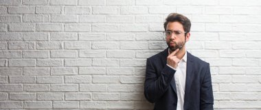 Genç dostu iş dostum şüphe ve karışık, düşünme, bir fikir ya da bir şey hakkında endişeli