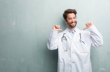 Bir kopya alanı gurur ve kendinden emin, grunge duvarla karşı genç dostu Doktor insan işaret parmakları, örnek takip etmek, memnuniyeti, kibir ve sağlık kavramı