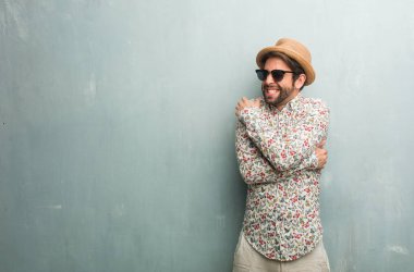 Gurur ve kendinden emin, renkli bir gömlek giymiş genç yolcusu adam işaret parmakları, örnek takip etmek, memnuniyeti, kibir ve sağlık kavramı