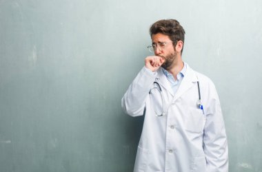 Boğaz, virüs yüzünden, hasta ile kopya alanı ile bir grunge duvara genç dostu Doktor adam yorgun ve çaresiz