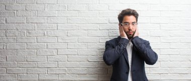 Eller, kızgın ve bazı ses işitme yorgun kulaklarıyla kapsayan genç dostu iş adamı