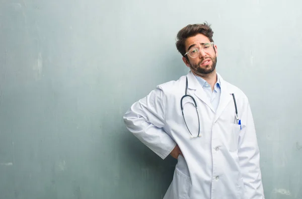 Young Friendly Doctor Man Grunge Wall Copy Space Back Pain — Stock Photo, Image