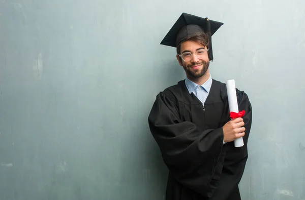 Jeune Homme Diplômé Contre Mur Grunge Avec Espace Copie Levant — Photo