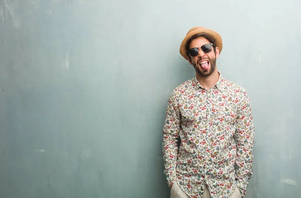 Joven Viajero Hombre Con Una Colorida Camisa Expresión Confianza Emoción — Foto de Stock