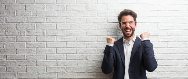 Ung Trevlig Affärsman Mycket Glad Och Upphetsad Att Höja Armarna — Stockfoto