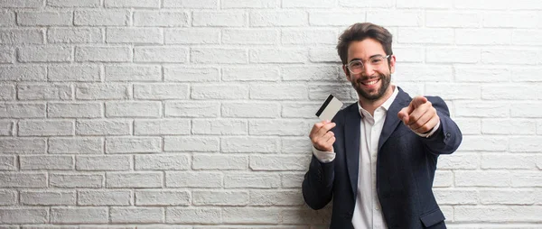 Joven Hombre Negocios Vistiendo Traje Contra Una Pared Ladrillos Blancos — Foto de Stock