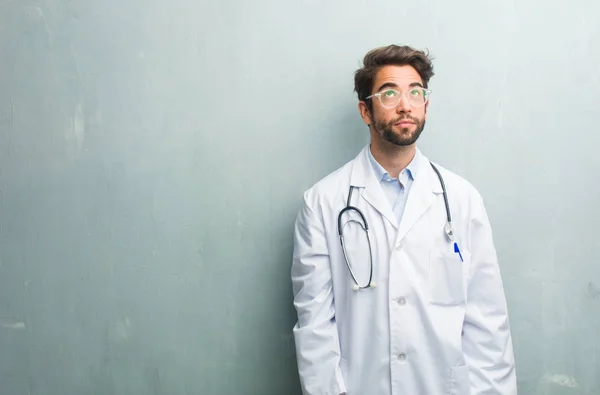 Young Friendly Doctor Man Grunge Wall Copy Space Looking Thinking — Stock Photo, Image