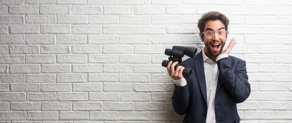 Giovane Uomo Affari Indossa Una Tuta Contro Muro Mattoni Bianchi — Foto Stock