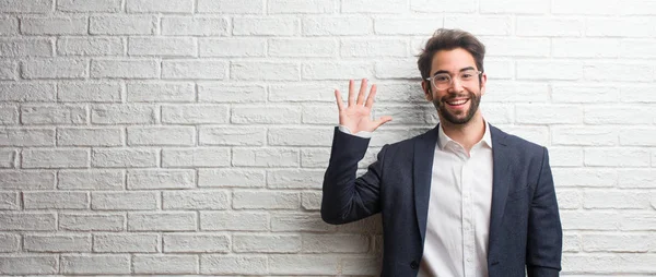 Joven Hombre Negocios Amistoso Que Muestra Número Cinco Símbolo Contar —  Fotos de Stock