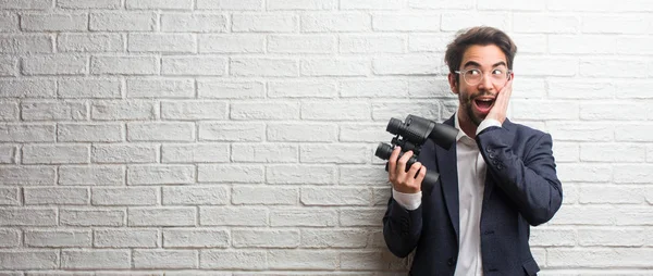 Jovem Homem Negócios Vestindo Terno Contra Uma Parede Tijolos Brancos — Fotografia de Stock