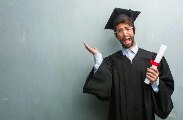 Ung Utexaminerades Man Mot Grunge Vägg Med Kopia Utrymme Galen — Stockfoto