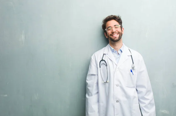 Man Van Jonge Vriendelijke Dokter Tegen Een Muur Van Grunge — Stockfoto