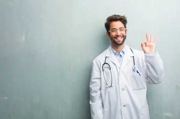 Young Friendly Doctor Man Grunge Wall Copy Space Cheerful Confident — Stock Photo, Image