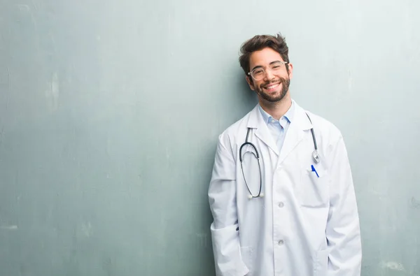 Man Van Jonge Vriendelijke Dokter Tegen Een Muur Van Grunge — Stockfoto