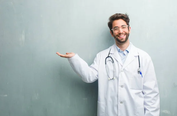 Man Van Jonge Vriendelijke Dokter Tegen Een Muur Van Grunge — Stockfoto