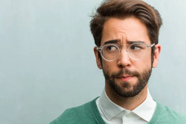 Jonge Knappe Ondernemer Man Gezicht Close Twijfelen Verward Denkt Van — Stockfoto