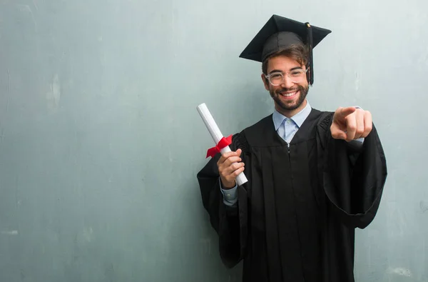 Ung Utexaminerades Man Mot Grunge Vägg Med Kopia Utrymme Glad — Stockfoto