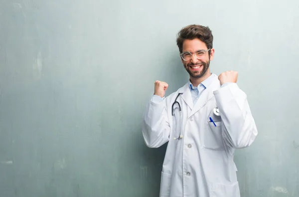 Young Friendly Doctor Man Grunge Wall Copy Space Very Happy — Stock Photo, Image