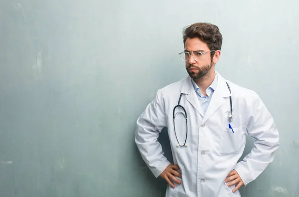 Young Friendly Doctor Man Grunge Wall Copy Space Very Angry — Stock Photo, Image
