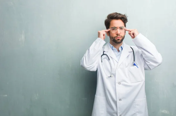 Jonge Vriendelijke Dokter Man Tegen Een Muur Van Grunge Met — Stockfoto