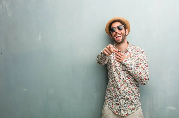 Joven Viajero Vestido Con Una Camisa Colorida Gritando Riendo Burlándose —  Fotos de Stock