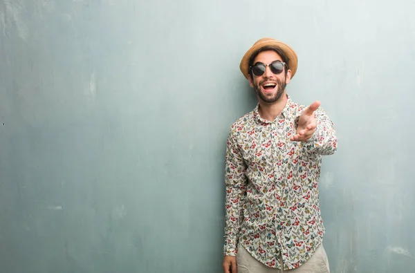 Hombre Joven Viajero Con Una Camisa Colorida Que Extiende Para —  Fotos de Stock