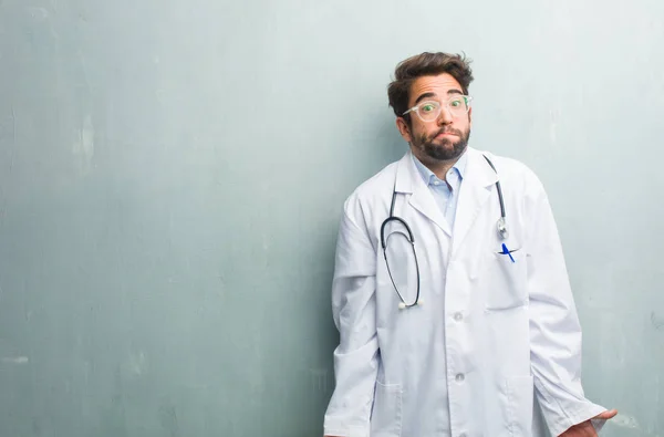 Jonge Vriendelijke Dokter Man Tegen Een Muur Van Grunge Met — Stockfoto