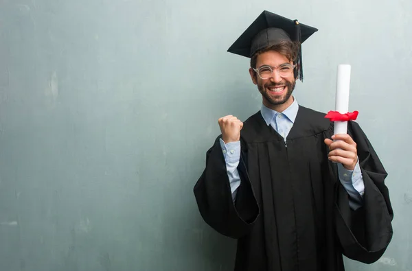 Jovem Graduado Homem Contra Uma Parede Grunge Com Espaço Cópia — Fotografia de Stock