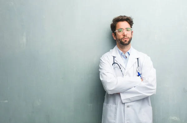 Young Friendly Doctor Man Grunge Wall Copy Space Very Angry — Stock Photo, Image