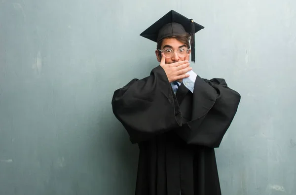 Jeune Homme Diplômé Contre Mur Grognant Avec Espace Copie Couvrant — Photo