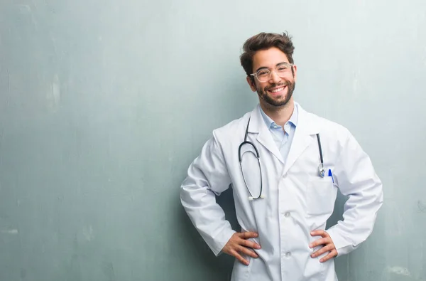 Young Friendly Doctor Man Grunge Wall Copy Space Hands Hips — Stock Photo, Image