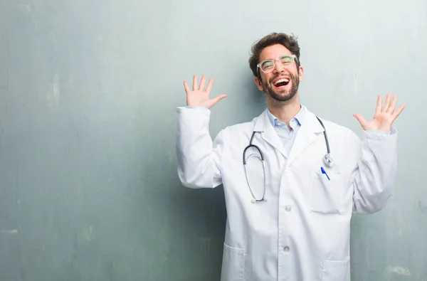 Man Van Jonge Vriendelijke Dokter Tegen Een Muur Van Grunge — Stockfoto