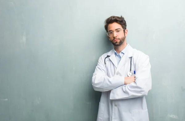 Young Friendly Doctor Man Grunge Wall Copy Space Crossing His — Stock Photo, Image