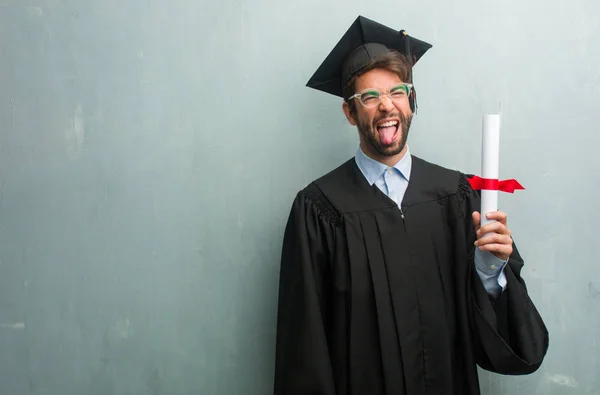 Junger Mann Mit Abschluss Einer Grunge Wand Mit Einem Kopierraum — Stockfoto