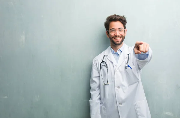 Jonge Vriendelijke Dokter Man Tegen Een Muur Van Grunge Met — Stockfoto