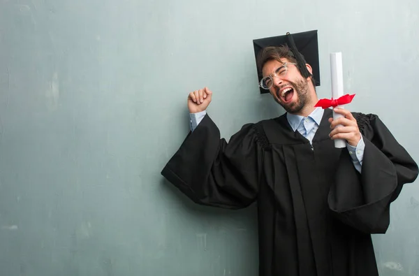 Joven Graduado Contra Una Pared Grunge Con Espacio Copia Escuchando — Foto de Stock